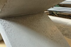 Bővíthető X asztal, festett lappal, edzett fehér lakobel üveg rátéttel, beton lábbal