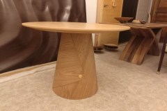 tölgy-kerek-kör-étkezőasztal-tárgyalóasztal-design-asztal- társalgóasztal