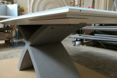 Bővíthető X asztal, festett lappal, edzett fehér lakobel üveg rátéttel, beton lábbal