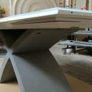 Bővíthető X asztal, festett lappal, edzett fehér lakobel üveg rátéttel, beton lábbal