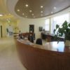 Recepciós pult egyedi nagyméretű recepciós asztal