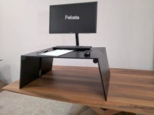 Fekete fa standing desk, kinyitható emelhető asztal felállítva