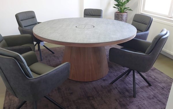Kerek tárgyalóasztalok